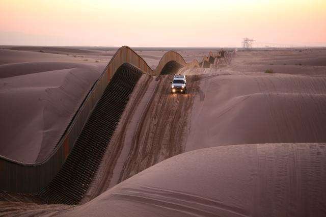 Algodones-Sand-Dunes-Curvy-Border-Fence